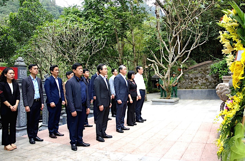 Bộ trưởng Nguyễn Hải Ninh cùng Đoàn công tác Bộ Tư pháp dâng hương Di tích đặc biệt Hang Tám Cô